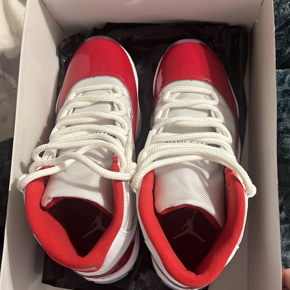 Jordan 11 cherry - Picture 2 of 4